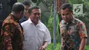Gubernur Aceh Irwandi Yusuf didampingi petugas tiba di Gedung KPK, Jakarta, Rabu (4/7). Irwandi yang menumpang mobil tahanan KPK sebelumnya menjalani pemeriksaan di Markas Polda Aceh selama lebih dari 10 jam. (Merdeka.com/Dwi Narwoko)