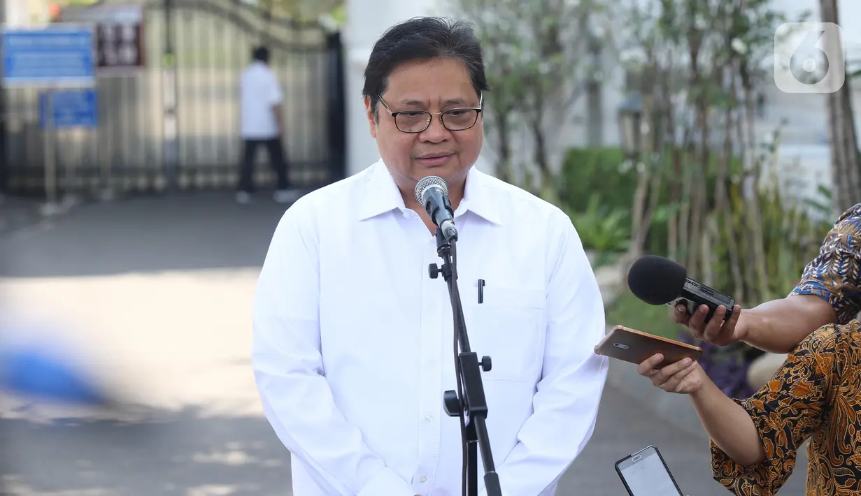 Ketua Umum Partai Golkar yang juga mantan Menteri Perindustrian Airlangga Hartarto memberikan keterangan di Kompleks Istana Kepresidenan, Jakarta, Senin (21/10/2019). Menurut rencana, Presiden Jokowi akan memperkenalkan jajaran kabinet barunya kepada publik hari ini. (Liputan6.com/Angga Yuniar)