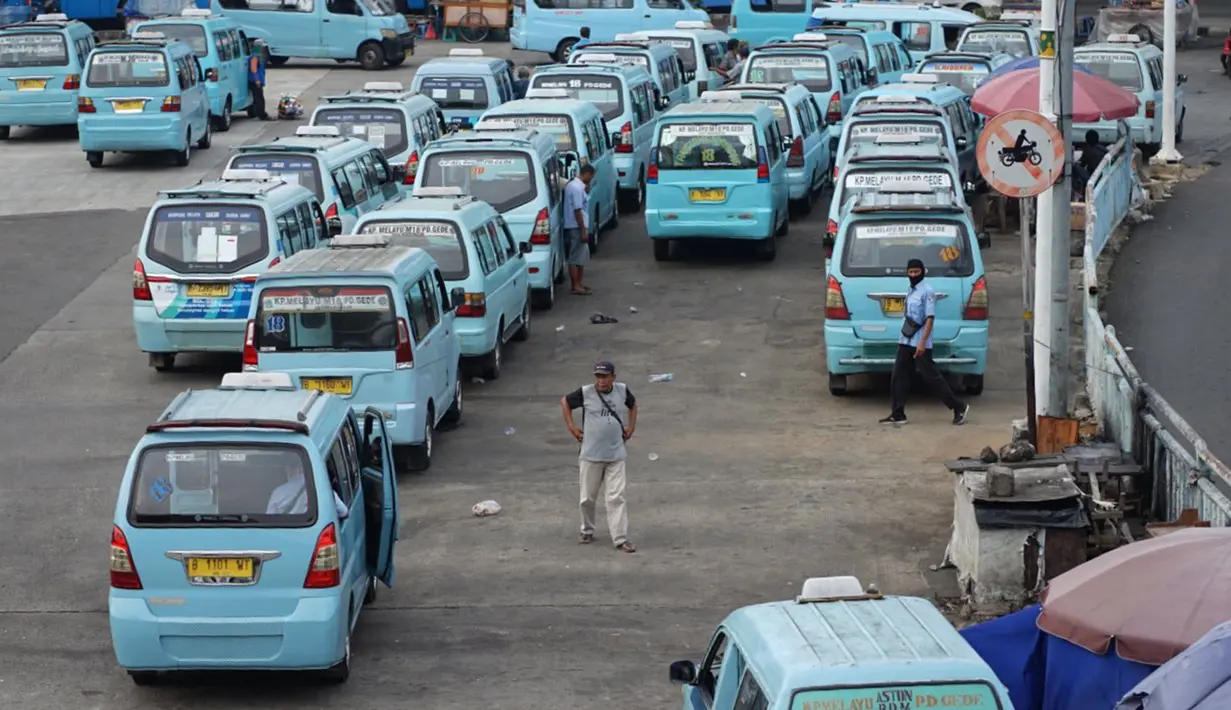 Angkutan umum menunggu penumpang di Terminal Kampung Melayu, Jakarta, Sabtu (26/9/2020). Dinas Perhubungan DKI Jakarta mencatat penurunan jumlah penumpang harian angkutan umum perkotaan hingga 22,83 persen selama 12 hari terakhir penerapan PSBB Jakarta. (Liputan6.com/Immanuel Antonius)