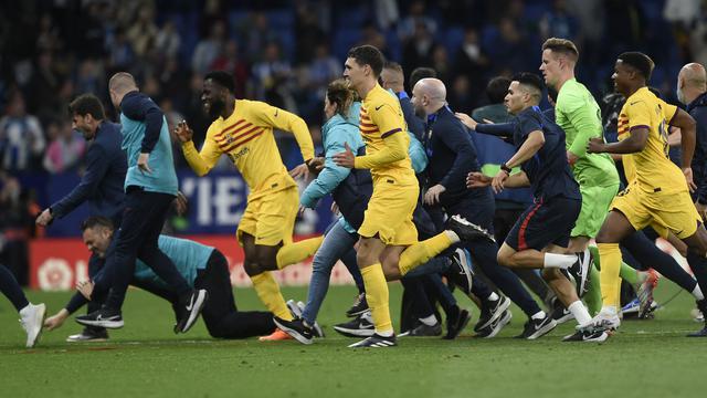 Momen Suporter Espanyol Invasi Lapangan Saat Barcelona Pesta Juara LaLiga Spanyol