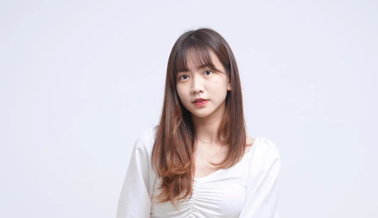 Gaya rambut berponi memang membuat penampilan wanita jadi makin manis. Bahkan gaya rambut tersebut merupakan salah satu gaya rambut favorit perempuan Korea, khususnya para aktrisnya. Bikin penampilan jadi terlihat lebih muda, Shanju eks JKT48 seperti remaja 17 tahun ketika berponi. (Liputan6.com/IG/@shanju)