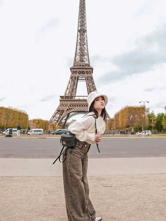 Fuji memadukan atasannya dengan celana denim panjang. Ia juga membawa tas backpack Gucci hitam seharga Rp18 jutaan. [@fuji_an]