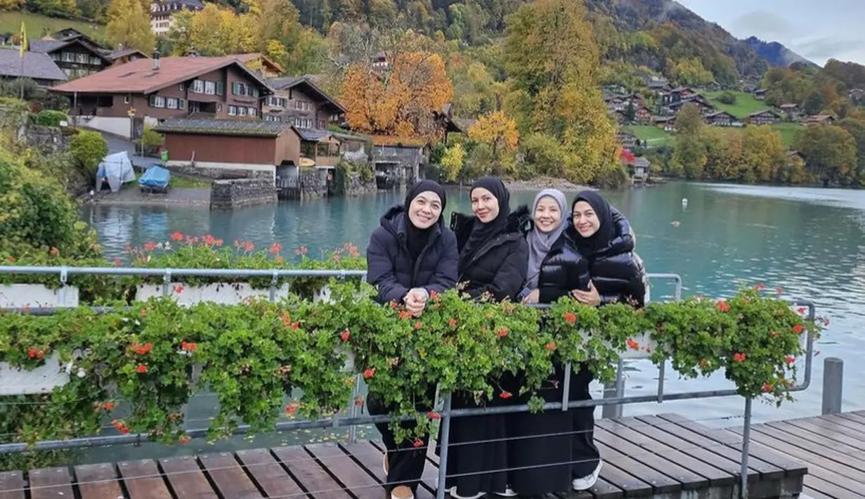 Menikmati landscape alam yang indah di Swiss, keempatnya kompak tampil bernuansa monokrom dengan jaket padding hitamnya. Hanya Natasha Rizky yang tampil dibalut kerudung abu-abu, sedangkan ketiga sahabat mengenakan kerudung hitam.  [@ninazatulini22]
