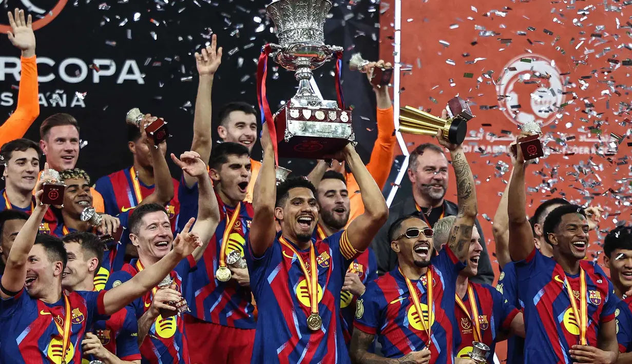 Para pemain FC Barcelona mengangkat trofi saat mereka merayakan kemenangan pertandingan final Piala Super Spanyol melawan Real Madrid di King Abdullah Sports City Stadium, Jeddah pada Minggu 11 Januari 2026 waktu setempat atau Senin 12 Januari 2026 dini hari WIB. Mengalahkan Real Madrid dengan skor 3-2, Barcelona sukses merengkuh gelar Piala Super Spanyol 2026. (Fadel SENNA/AFP)