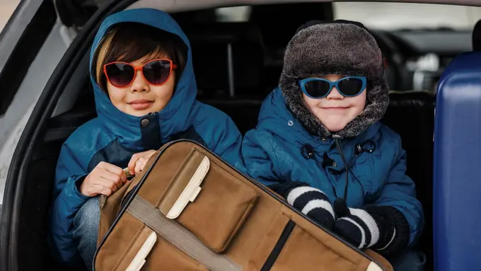 14 Travel Kit Esensial agar Anak Tetap Nyaman dan Tenang Selama Perjalanan Jauh