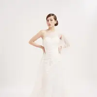Penampilan Adhisty Zara dalam balutan gaun pengantin dengan tato di photoshoot terbaru curi perhatian. (Instagram/zaraadhsty).