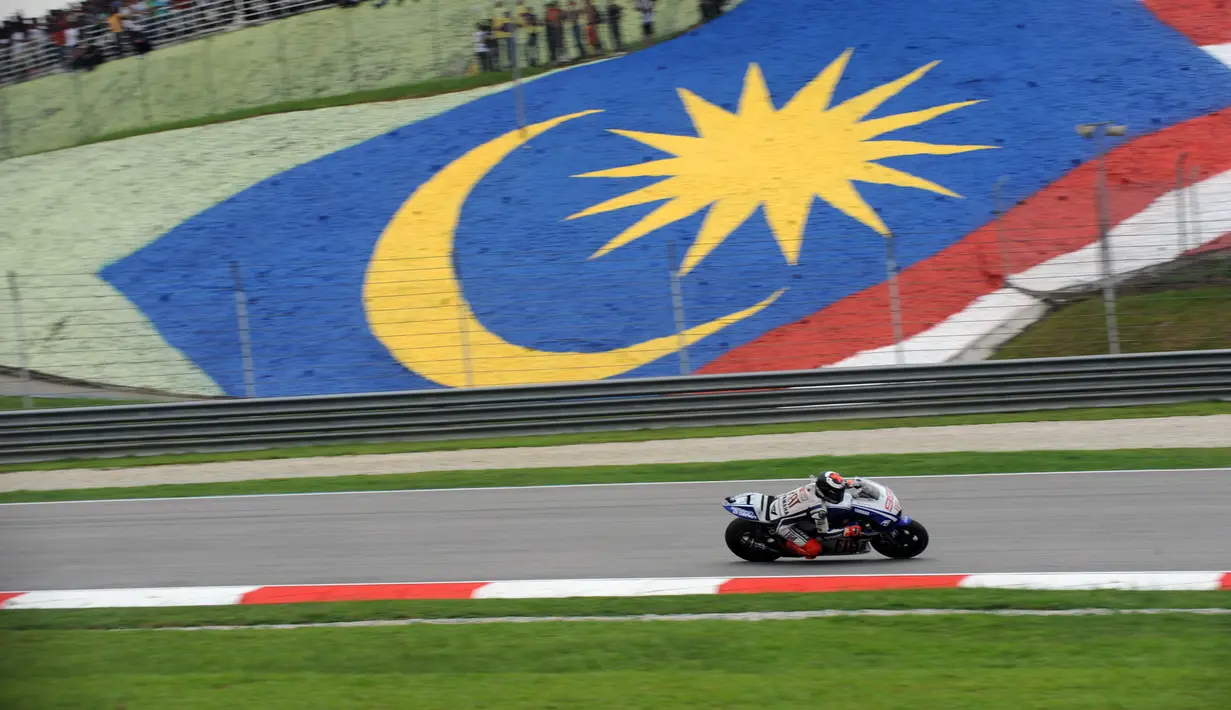 Jorge Lorenzo merayakan gelar juara dunia MotoGP 2010 di Sirkuit Sepang, Malaysia, (10/10/2010). (AFP Photo/Roslan Rahman)