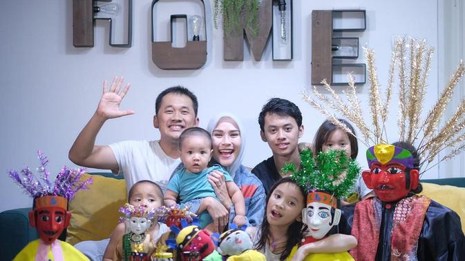 Zaskia Adya Mecca dan Hanung Bramantyo bersama keluarga (Sumber: Instagram/zaskiadyamecca)