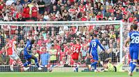 Pemain Chelsea Romelu Lukaku (kedua dari kiri) mencetak gol ke gawang Arsenal yang dijaga Bernd Leno (kanan) pada pertandingan Liga Inggris di Emirates Stadium, London, Inggris, 22 Agustus 2021. Chelsea menang 2-0. (JUSTIN TALLIS/AFP)