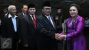Wakil Ketua MPR RI Oesman Sapta Odang berjabat tangan dengan GKR Ayu Koes Indriyah sebagai anggota MPR dari kelompok DPD, usai upacara Pengucapan Sumpah/Janji Anggota Pengganti Antarwaktu di Gedung Parlemen, Jakarta, Rabu (8/6). (Liputan6.com/Johan Tallo)