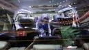 Seorang pengunjung mencoba fasilitas mobil di pameran otomotif GIIAS 2017 di ICE BSD, Tangerang, (19/8/2017).  Pameran otomotif terbesar se-Asia Tenggara tersebut menampilkan 30 merek mobil dan produk otomotif lainnya. (Bola.com/M iqbal Ichsan)