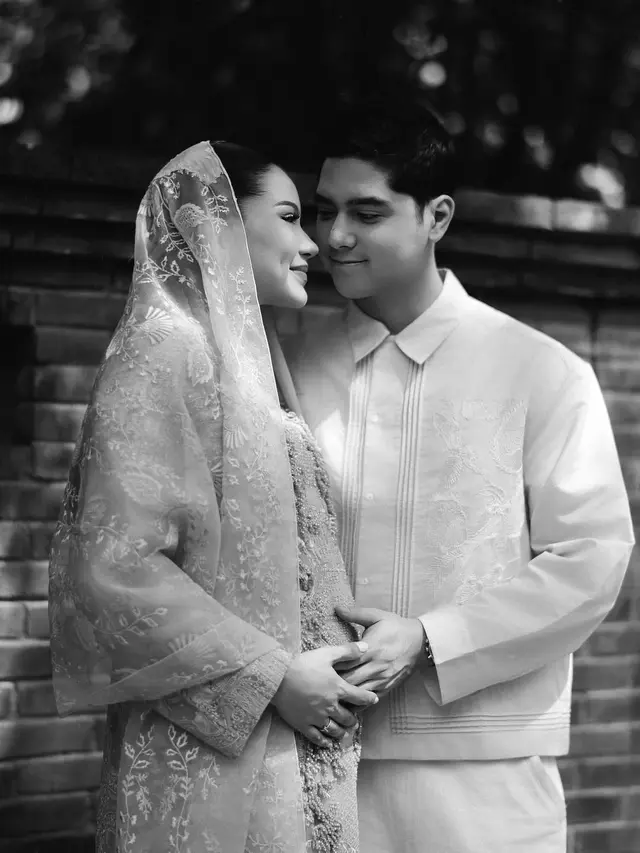 Aura Keibuan Alyssa Daguise Makin Terpancar dalam Busana Sapto Djojokartiko di Tasyakuran 7 Bulanan