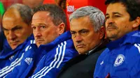 Pelatih Chelsea Jose Mourinho tampak tegang menonton anak asuhannya bertanding melawan Stoke City pada babak 16 besar Piala liga inggris di Britannia Stadium, Inggris, Selasa (27/19/2015). Chelsea kalah 5-4 pada babak adu pinalti. (Reuters/Darren Staples)