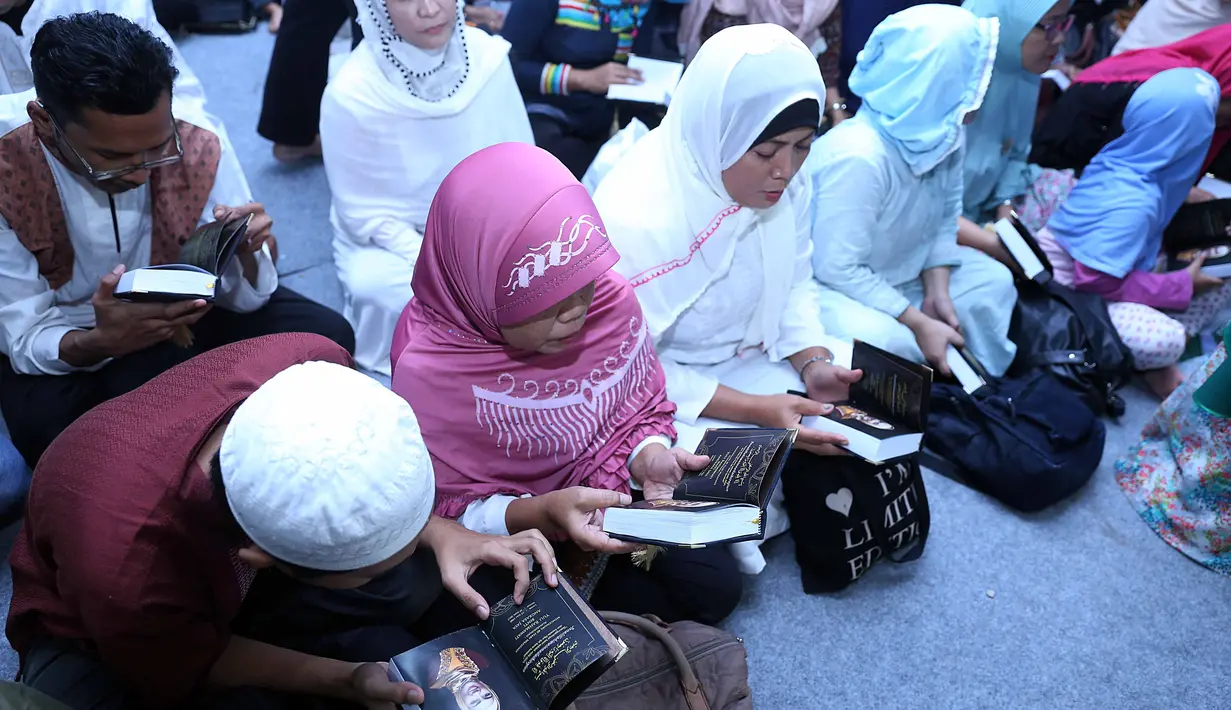 Terlihat hadir yakni istri Ruben Onsu, Sarwendah bersama putrinya dan penyanyi dangdut Ayu Ting Ting. Sebelum menggelar acara pengajian, pada 15 Juli silam, keluarga juga menggelar acara bertepatan ulang tahun Jupe ke 37 tahun. (Nurwahyunan/Bintang.com)