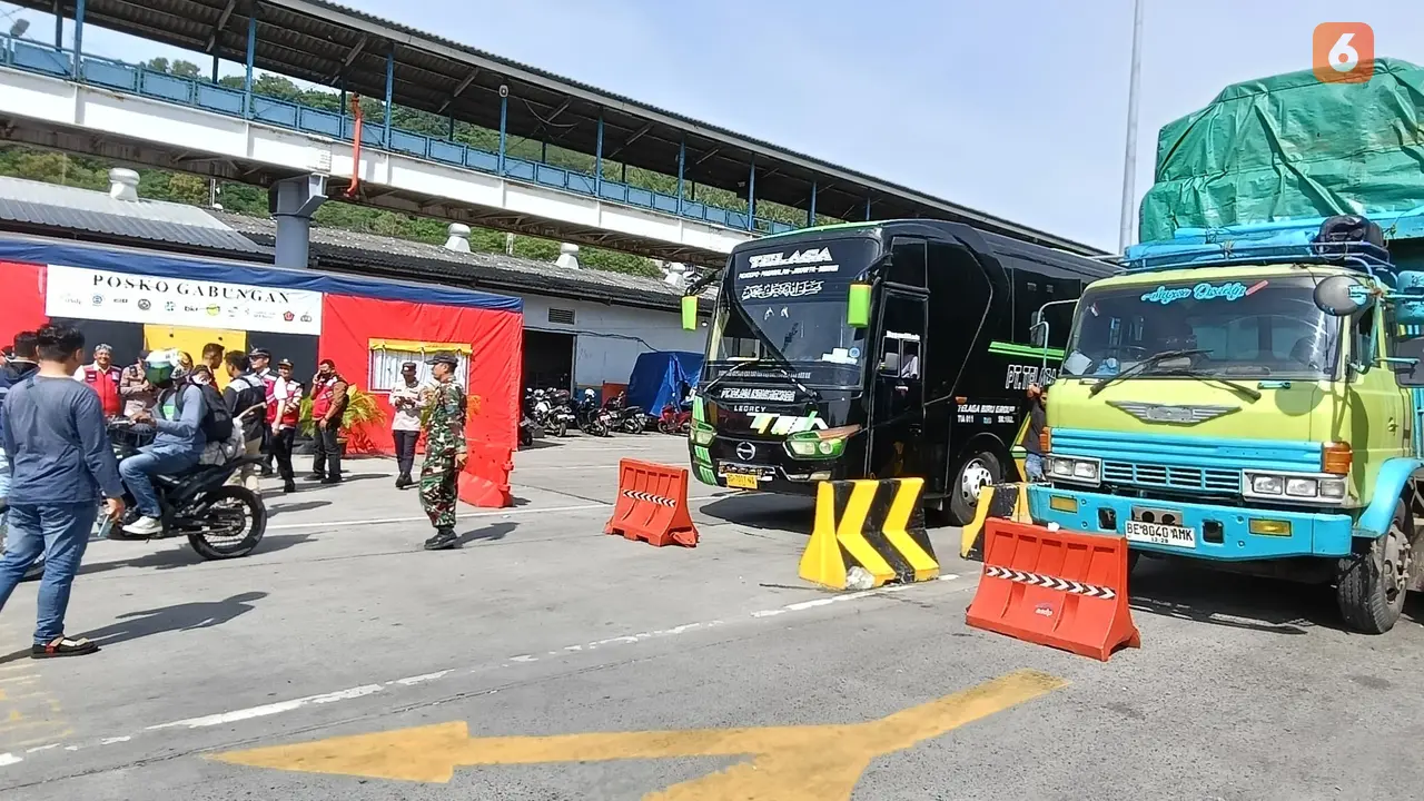 Posko Mudik Gabungan di Dermaga V Pelabuhan Merak, Cilegon, Banten. (Jumat, 21/03/2025). (Yandhi Deslatama/Liputan6.com).