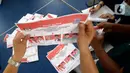 Petugas KPPS melakukan penghitungan suara di TPS 36 Perumahan Griya Pamulang 2, Tangerang Selatan, Rabu (9/12/2020). Sebanyak 976.019 orang terdaftar dalam Daftar Pemilih Tetap (DPT) pada Pilkada Tangsel 2020 yang diikuti tiga pasang calon Wali Kota dan Wakil Wali Kota (merdeka.com/Dwi Narwoko)
