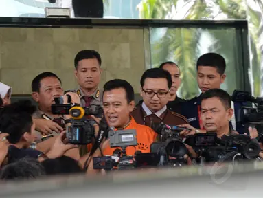 KPK memeriksa pasangan suami istri, Bupati Karawang Ade Swara dan Nurlatifah sebagai tersangka, Selasa (5/8/14). (Liputan6.com/Miftahul Hayat)