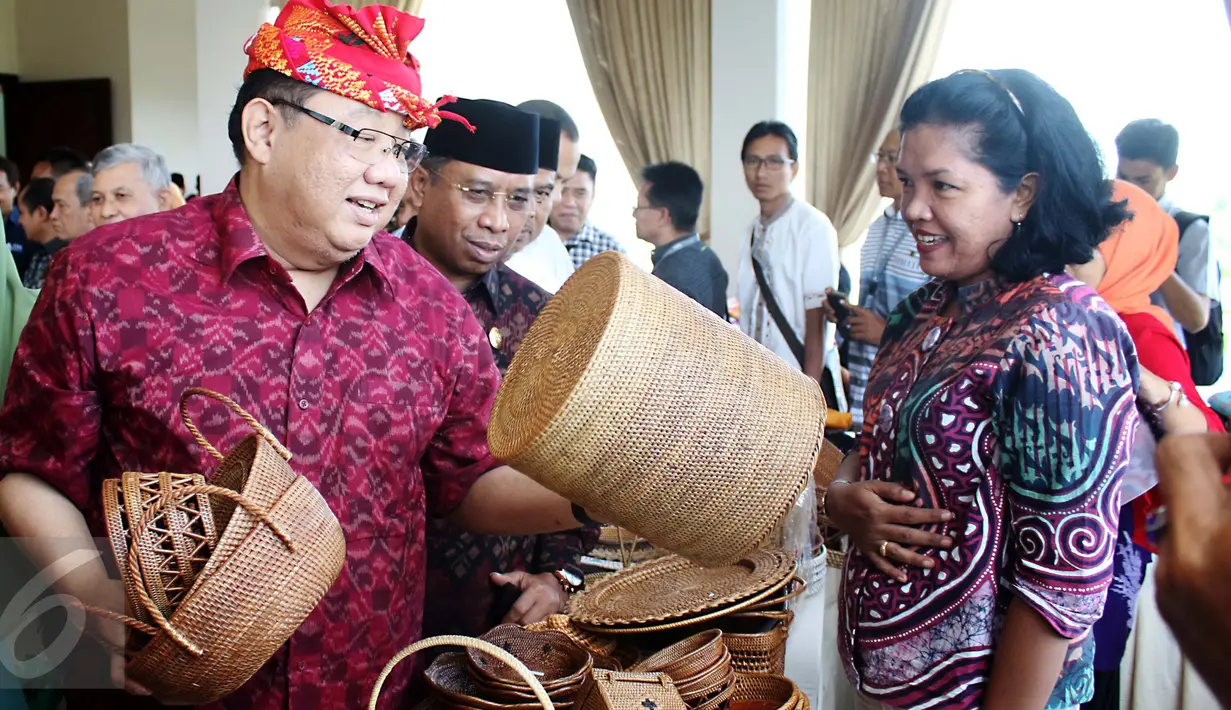 Menteri Koperasi dan UKM Puspayoga melihat hasil produksi wirausaha pemula saat sinergi program pembiayaan Kementerian Koperasi dan UMK dengan pemerintah daerah Provinsi Nusa Tenggara Barat, Lombok, Jumat (12/5). (Liputan6.com/Angga Yuniar)