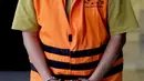 Bupati nonaktif Bintan, Apri Sujadi usai menjalani pemeriksaan di Gedung KPK, Jakarta, Selasa (23/11/2021). Apri merupakan tersangka dugaan korupsi pengaturan barang kena cukai dalam pengelolaan Kawasan Perdagangan Bebas dan Pelabuhan Bebas Kab Bintan 2016-2018. (Liputan6.com/Helmi Fithriansyah)