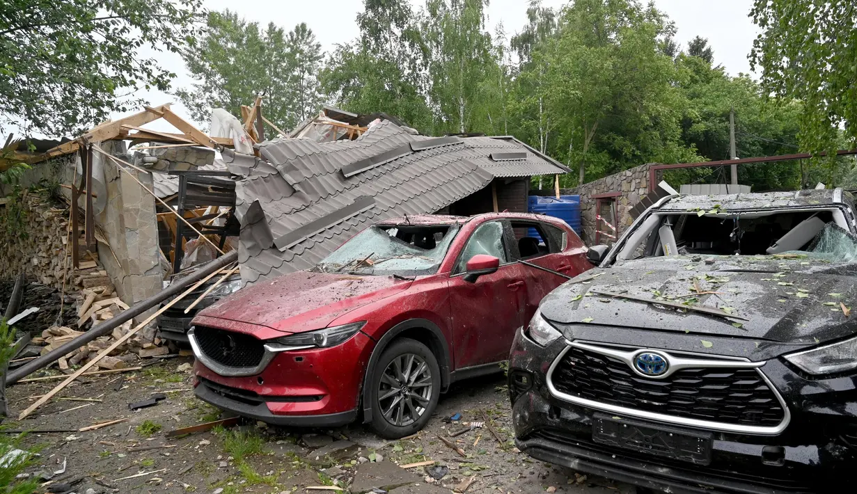 Serangan juga dilaporkan terjadi di wilayah Mykolaiv dan Kherson. Sementara drone Rusia juga menghantam Khmelnytskyi, Ukraina bagian barat. Dilaporkan, empat orang tewas dan lima lainnya terluka dalam serangan tersebut. (Sergei SUPINSKY/AFP)