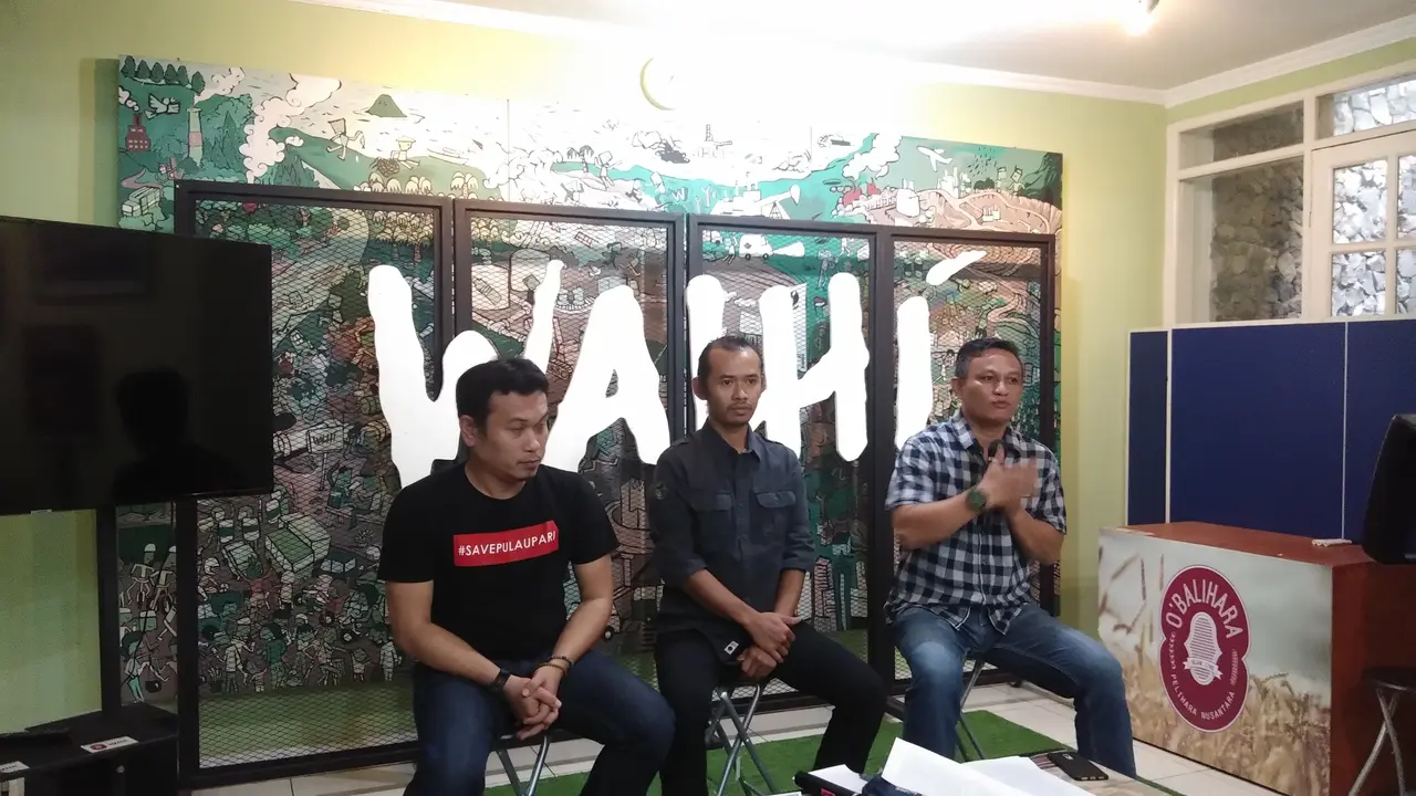 Direktur Eksekutif Walhi DKI Jakarta, Tubagus Soleh Ahmadi menggelar konferensi pers merespons penerbitan IMB pulau reklamasi olej Pemprov DKI. (Liputan6.com/Ady Anugrahadi)