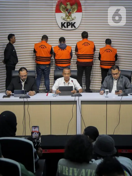 Dalam OTT tersebut tim penyidik menangkap enam orang dan menahan empat tersangka. (Liputan6.com/Angga Yuniar)