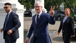 CEO Apple, Tim Cook (tengah) saat tiba untuk pertemuan dengan Presiden Indonesia Joko Widodo (Jokowi) di Istana Merdeka di Jakarta pada 17 April 2024. (BAY ISMOYO/AFP)