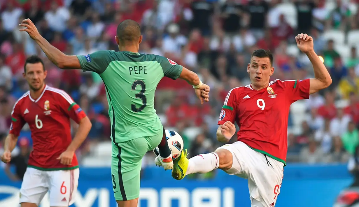 Bek Portugal, Pepe, berebut bola dengan pemain Hungaria, Adam Szalai, pada laga Grup F Piala Eropa 2016 di Stade de Lyon, Lyon, Rabu (22/6/2016). (AFP/Joe Klamar)