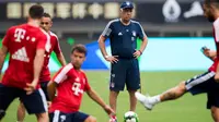  Pelatih Bayern Munchen, Carlo Ancelotti melihat para pemainnya berlatih jelang bertanding melawan Arsenal pada laga International Champions Cup 2017 di Shanghai (18/7). Munchen dan Arsenal akan bertanding pada 19 Juli. (AFP Photo/Johannes Eisele)