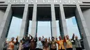 Pimpinan Komisi Yudisial bersama pimpinan KPK berfoto bersama usai melakukan pertemuan di gedung Komisi Yudisial, Jakarta, Rabu (6/1/2016). Pertemuan berlangsung tertutup dan membahas pembaharuan MoU kedua lembaga. (Liputan6.com/Helmi Fithriansyah)
