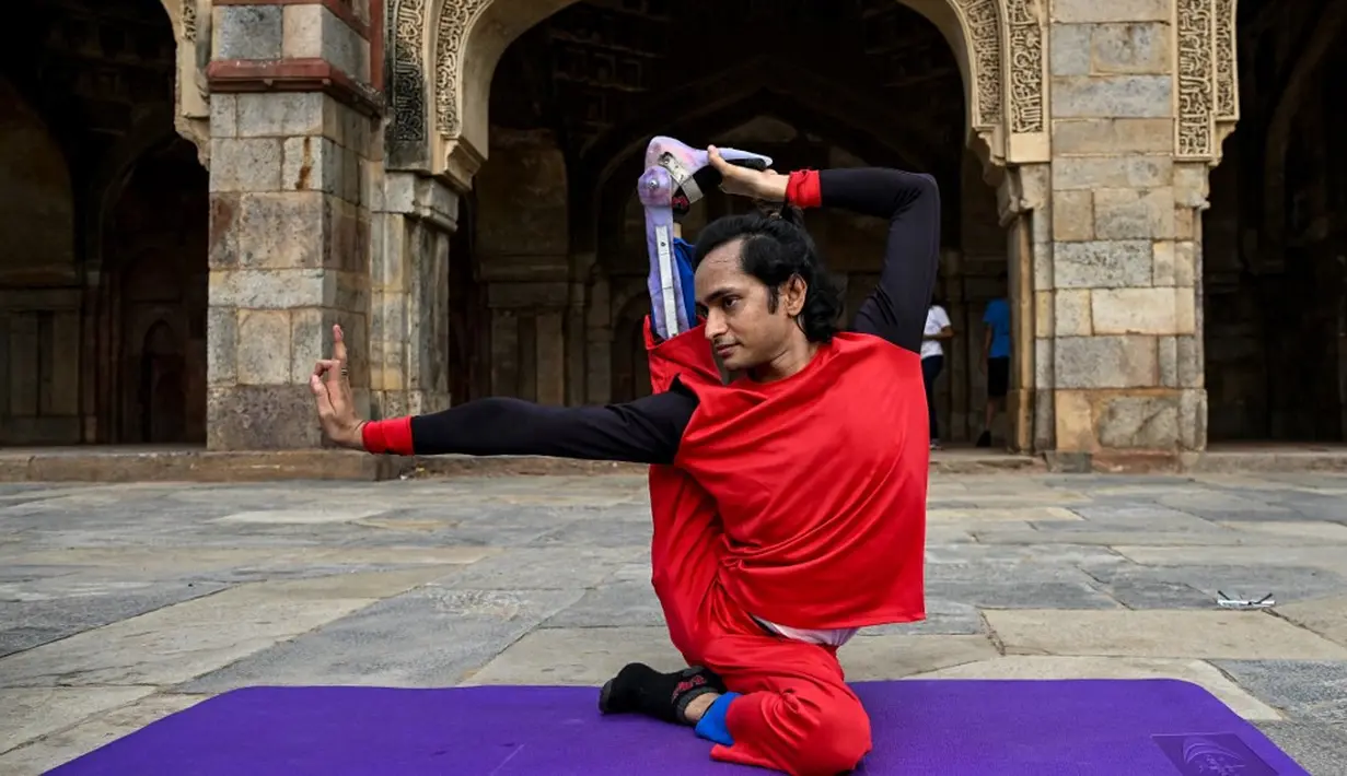 <p>Pada tahun ini, peringatan Hari Yoga Internasional mengambil tema 'Yoga for Vasudaiva Kutumbakam'. Mengutip Times of India, tema ini menggambarkan keinginan untuk satu Bumi, satu keluarga, dan satu masa depan. (Arun SANKAR/AFP)</p>