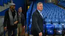  Guus Hiddink (kanan), turun ke lapangan bersama Didier Drogba dan pemilik Chelsea, Roman Abramovich usai Chelsea menang atas Sunderland di Stadion Stamford Bridge, London, Sabtu (19/12/2015). (AFP Photo/Glyn Kirk)