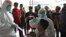 Petugas medis Gugus Tugas Kabupaten Bogor melakukan swab test dan rapid test kepada pedagang Pasar Cileungsi, Kabupaten Bogor, Jawa Barat, Selasa (16/6/2020). Para pedagang dengan sukarela ikut serta menjalani rapid test dan swab test. (merdeka.com/Imam Buhori)