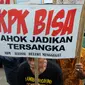 Massa yang tergabung dalam Gerakan Lawan Ahok melakukan aksi unjuk rasa di depan Gedung KPK, Jakarta, Senin (7/12). Aksi tersebut mendesak agar KPK mengusut pembelian lahan RS Sumber Waras yang melibatkan Ahok. (Liputan6.com/Helmi Afandi)