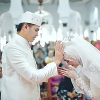 Kabar bahagia datang dari Tommy Kurniawan. Lantaran pada Minggu (18/2/2018), ia resmi melepas status duda. Ia resmi menikah dengan pramugari asal Aceh, Lisya Nurrahmi. (Foto: instagram.com/xhdrx)