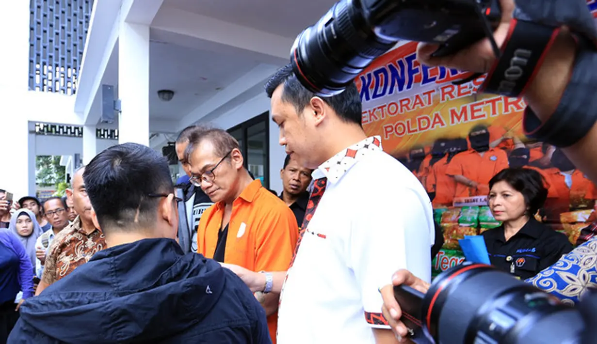 "Saya mengajak siapa pun yang menggunakan narkoba untuk segera berhenti. Saya adalah contoh yang tidak perlu diikuti dan tidak perlu diulangi lagi," Tio Pakusadewo menambahkan. (Deki Prayoga/Bintang.com)
