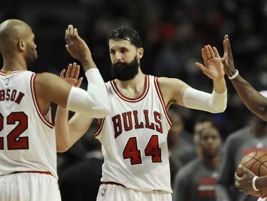Para pemain Chicago Bulls merayakan kemenangan usai mengalahkan Indiana Pacers 90-85 pada lanjutan NBA basketball game di United Center, (26/12/2016).  (AP /Paul Beaty)