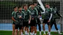 Para pemain Real Madrid mengikuti sesi latihan jelang menjamu Celtic pada matchday terakhir Grup F Liga Champions di Valdebebas, pinggiran Madrid, Selasa (1/11/2022). Celtic sudah dipastikan finis peringkat empat. Sementara itu, Madrid sudah pasti lolos ke babak 16 besar. (PIERRE-PHILIPPE MARCOU / AFP)