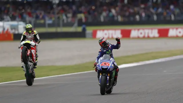Pebalap Movistar Yamaha, Maverick Vinales (kanan), berselebrasi setelah menjuarai MotoGP Argentina, Minggu (9/4/2017). (EPA/David Fernandez)
