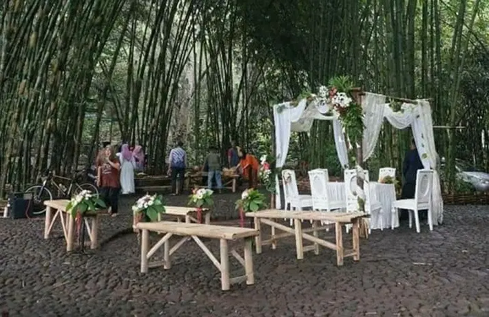 Tema pernikahan unik dengan kebun bambu di Pasar Papringan. Credit: Siti Nurkhasanah