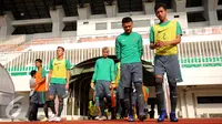 Sejumlah pemain bersiap mengikuti seleksi timnas Indonesia di Stadion Pakansari, Bogor, Selasa (9/8). Pasca pencabutan SK Pembekuan PSSI, skuat Garuda kembali merajut asa prestasi internasional (Liputan6.com/Helmi Fithriansyah)