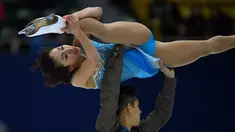 Atlet Tiongkok, Sui Wenjing (atas) dan Han Cong beraksi dalam kejuaraan figure skating China ISU Grand Prix di Beijing, Tiongkok, (7/11/2015). (AFP Photo/Wang Zhao)