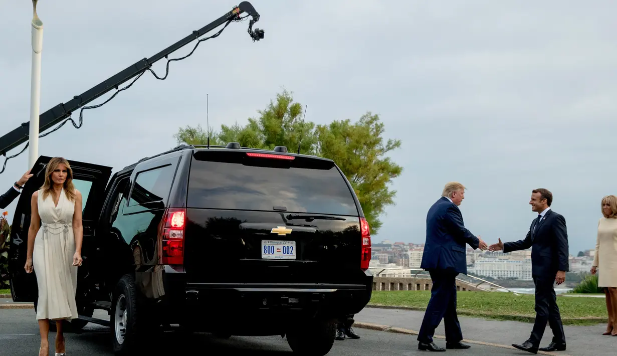 Presiden Prancis Emmanuel Macron (kedua kanan) dan Brigitte Macron (kanan) menyambut Presiden AS Donald Trump (tiga kiri) dan istrinya Melania Trump (kiri) yang tiba di KTT G7, Biarritz, Prancis, Sabtu (24/8/2019). G7 merupakan tujuh ekonomi maju utama dunia. (AP Photo/Andrew Harnik)