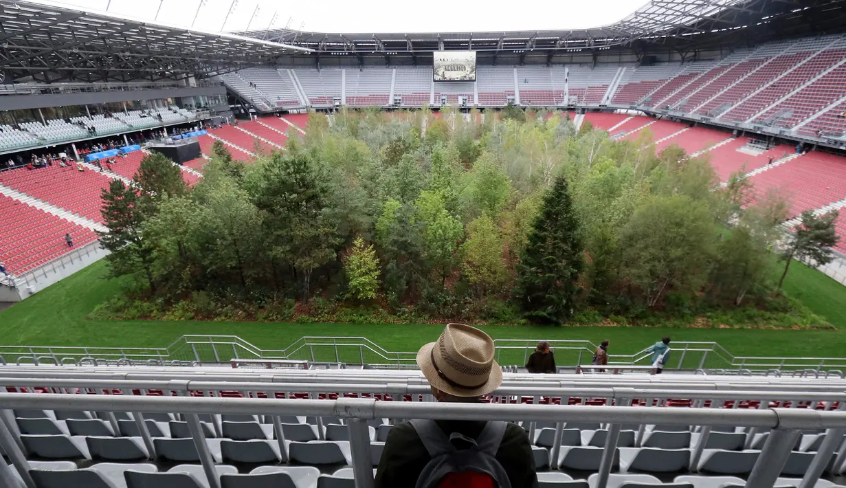 Pengunjung melihat instalasi ekosistem hutan di Stadion Woerthersee, Austria, Minggu (8/9/2019). Karya seni di salah satu stadion yang digunakan dalam ajang Piala Eropa 2008 ini diciptakan oleh seorang seniman asal Swiss bernama Klaus Litmann. (AP/Ronald Zak)