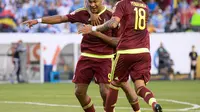  Striker Venezuela Jose Salomon Rondon merayakan gol ke gawang Uruguay dalam lanjutan penyisihan Grup C Copa America 2016, Jumat (10/6/2016).  (Bill Streicher-USA TODAY Sports)