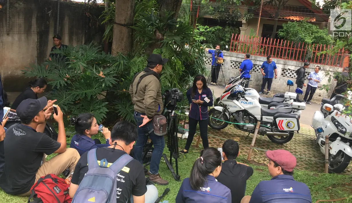 Awak media menunggu di sekitar kediaman Gubernur terpilih DKI, Anies Baswedan di Lebak Bulus, Jakarta, Senin (16/10). Hari ini, Anies dan Wagub terpilih DKI Sandiaga Uno akan dilantik oleh Presiden di Istana Negara. (Liputan6.com/Immanuel Antonius)