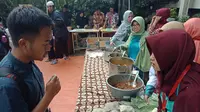 Acara bertajuk Rendang Ambu untuk Palu, Makan Rendang Bayar Seikhlasnya. (Huyogo Simbolon)