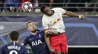 Bek Red Bull Leipzig, Nordi Mukiele berebut bola dengan bek Tottenham Hotspur, Toby Alderweireld pada pertandingan leg kedua babak 16 besar Liga Champions di di Red Bull Arena, Jerman (10/3/2020). RB Leipzig menang telak atas Tottenham 3-0. (AP Photo/Michael Sohn)