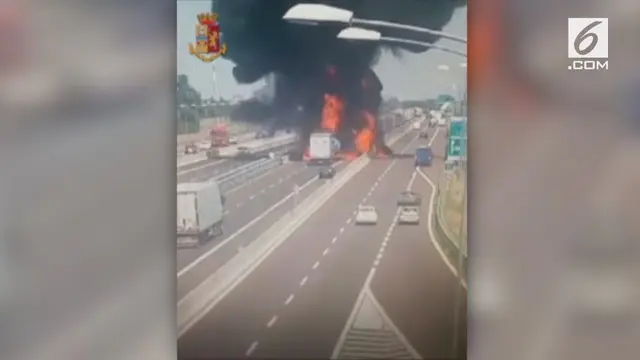 Sebuah kecelakaan terjadi di jalan tol sebelah utara Italia pada Senin siang, 6 Agustus 2018. Truk tangki yang membawa bahan mudah terbakar itu menabrak truk lain yang sedang melintas di jalur yang sama.