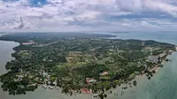 Foto udara yang diambil pada tanggal 18 September 2023 ini menunjukkan desa Sebulang di Pulau Rempang. Terdapat 16 kampung adat di Rempang Galang, Kepulauan Riau, yang terancam pembangunan proyek strategis nasional bernama Rempang Eco City. (Bay Ismoyo/AFP)